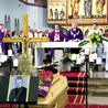 Mszy pogrzebowej w koszalińskiej katedrze przewodniczył bp Edward Dajczak.  Koncelebrowali z nim pozostali biskupi oraz prawie  90 kapłanów