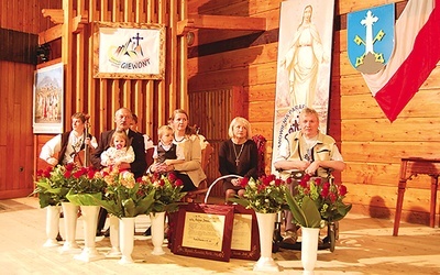  Państwo Filarowie w czasie uroczystej sesji Rady Miasta na zakopiańskiej Olczy, w dolnym kościele księży misjonarzy, gdzie odebrali Nagrodę Burmistrza za swoją działalność. Uhonorowano również Ewę Dyjakowską-Berbekę i Andrzeja Brandstattera