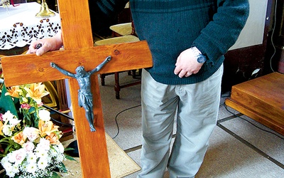 Krzyż ze znalezioną przez parafian starą pasyjką