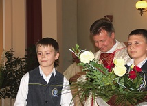 Podczas uroczystej Eucharystii pożegnano wieloletniego dyrektora  ZS im. ks. S. Konarskiego – ks. Adama Kostrzewę, który od lipca będzie pełnił funkcję proboszcza w Czerniewicach