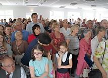  Na Eucharystię przybyły tłumy wiernych, którzy od 29 czerwca mogą uczestniczyć we Mszach niedzielnych o godz. 8.00, 11.30 i 19.00,  zaś w tygodniu – o 18.30