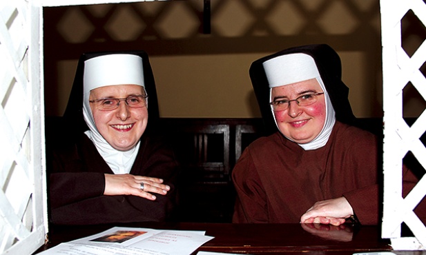Siostry Ludwika (po lewej) i Daniela zapewniają, że odpowiedzą na wszystkie pytania uczestniczek rekolekcji 