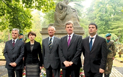 Przed pomnikiem serbskich jeńców (od lewej): konsul Mihailo Petkovski, dyrektor CMJW Violetta Rezler-Wasielewska, ambasador Republiki Serbii Radojko Bogojević, konsul honorowy Ranko Tomović oraz sekretarz ambasady Rumunii Cătălin Rădoi 