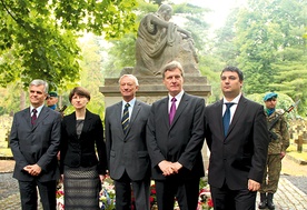 Przed pomnikiem serbskich jeńców (od lewej): konsul Mihailo Petkovski, dyrektor CMJW Violetta Rezler-Wasielewska, ambasador Republiki Serbii Radojko Bogojević, konsul honorowy Ranko Tomović oraz sekretarz ambasady Rumunii Cătălin Rădoi 