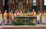  Biskupi Jan Kopiec i Gerard Kusz sprawowali Eucharystię wraz z księżmi jubilatami 