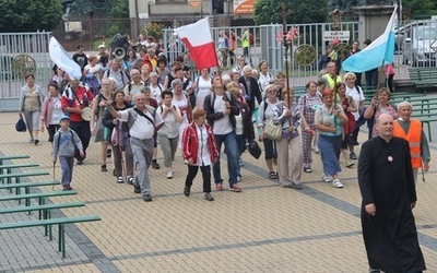 Do sanktuarium w Niepokalanowie grupę wprowadza ks. Konrad Wójcik