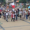 Do sanktuarium w Niepokalanowie grupę wprowadza ks. Konrad Wójcik