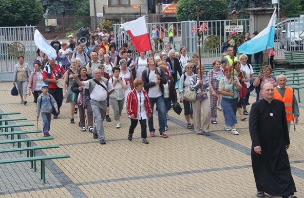 Do sanktuarium w Niepokalanowie grupę wprowadza ks. Konrad Wójcik