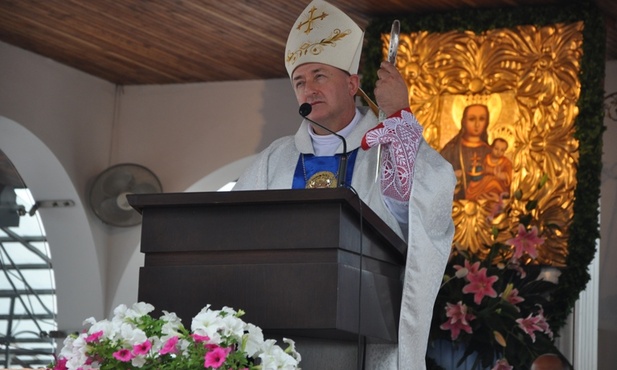 Bp Andrzej Jeż głosi homilię w Tuchowie