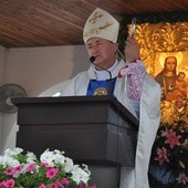 Bp Andrzej Jeż głosi homilię w Tuchowie