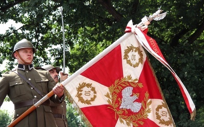 Poświęcona kopia sztandaru 10. Pułku Piechoty została przekazana stowarzyszeniu