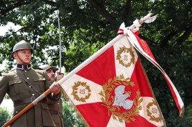 Poświęcona kopia sztandaru 10. Pułku Piechoty została przekazana stowarzyszeniu