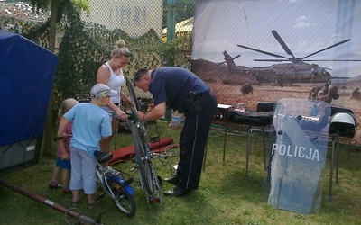 W czasie festynu żyrardowcy policjanci nieodpłatnie znakowali rowery