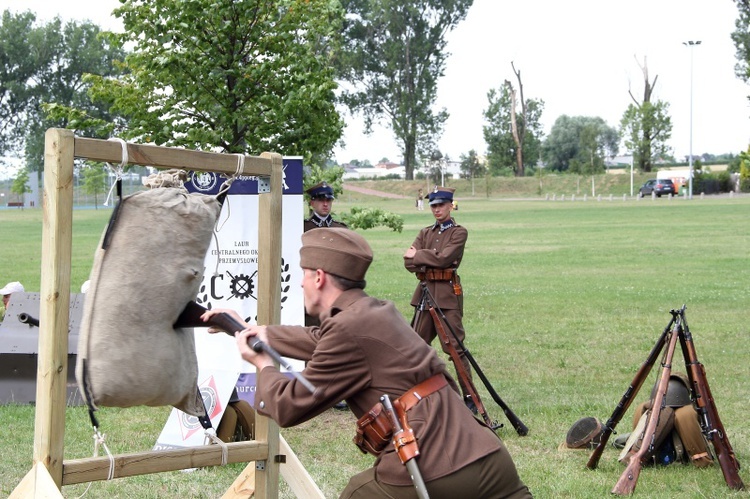 Defilada i pokazy rekonstruktorów