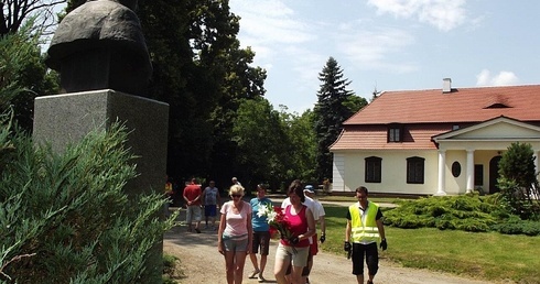 Uczestnicy rowerowego rajdu składają kwiaty przed pomnikiem Władysława Grabskiego w Borowie