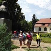 Uczestnicy rowerowego rajdu składają kwiaty przed pomnikiem Władysława Grabskiego w Borowie