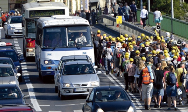 4.07.2014. Przemyśl. Pątnicy wyruszyli na trasę XXXIV Przemyskiej Archidiecezjalnej Pieszej Pielgrzymki na Jasną Górę. Dotrą do Częstochowy 15 lipca. 