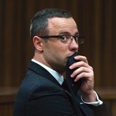Oscar Pistorius, niepełnosprawny lekkoatleta odnoszący sukcesy także w zawodach ze sportowcami pełnosprawnymi, na ławie oskarżonych podczas jednej z rozpraw w sądzie w Pretorii. Sportowiec jest sądzony za zabójstwo  swojej narzeczonej 