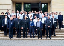 Gospodarzem spotkania był bp Marek Solarczyk. Uczestniczył w nim też sekretarz pomocniczy Kongregacji ds. Duchowieństwa abp Jorge Carlos Patrón Wong