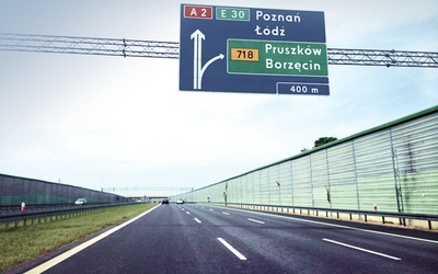 Podczas pokonywania drogi do Łodzi widać jedynie długi płot paneli dźwiękochłonnych