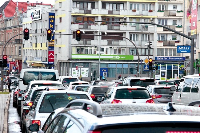 Urządzenia rejestrujące zamontowane na maszcie na skrzyżowaniu