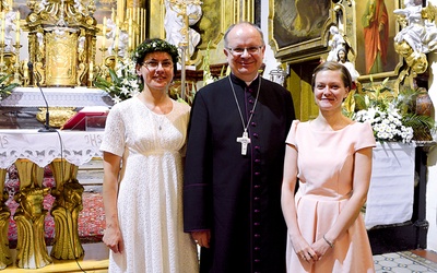 Dziewice konsekrowane Bożena Sękala (po lewej) i Justyna Kornek przed biskupem opolskim złożyły przyrzeczenie życia w doskonałej czystości i naśladowania Chrystusa 