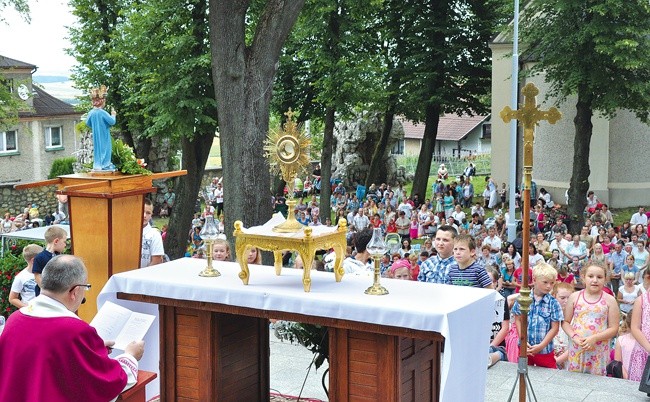  Podczas nabożeństwa dzieci starały się być jak najbliżej ołtarza