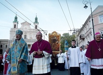  Tysiące wiernych przybyło na plac katedralny, by modlić się przed obrazem Matki Bożej