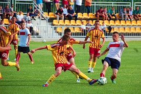  Na boisku rywalizowali piłkarze miejscowego klubu i zawodnicy Korony Kielce 