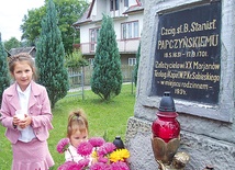 Tablica pamiątkowa  na postumencie postawionym  w miejscu domu rodzinnego  S. Papczyńskiego