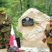 Pamiątkowa tablica  pod Przechybą