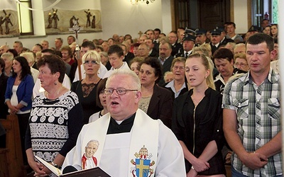  Ks. Ryszard Łątka zawierza Bożemu Miłosierdziu wspólnotę w Tworkowej 