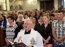  Ks. Ryszard Łątka zawierza Bożemu Miłosierdziu wspólnotę w Tworkowej 