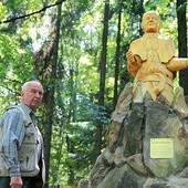  Jerzy Stolorz przy pomniku świętego, któremu ściskał dłoń 