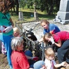  Dzieci ze szkoły w Krośnicach wraz ze swoją nauczycielką Renatą Hajduk podczas pracy na cmentarzu w Bohorodyczynie w lipcu 2013 r. znalazły pozostałości walk z czasów II wojny światowej