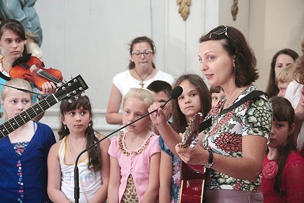  Schola „Misterium” z Grodna dała przykład pięknego, autentycznego świadectwa wiary. Na ich wizycie skorzystali także mieszkańcy Nowogrodźca