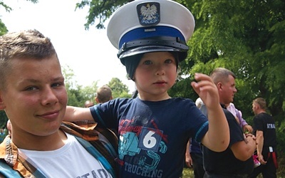 Podczas różnych imprez  i pikników funkcjonariusze uświadamiają dorosłym, czym kończy się brawura  na drodze i nad wodą, a dzieci mogą  np. przymierzyć policyjną czapkę