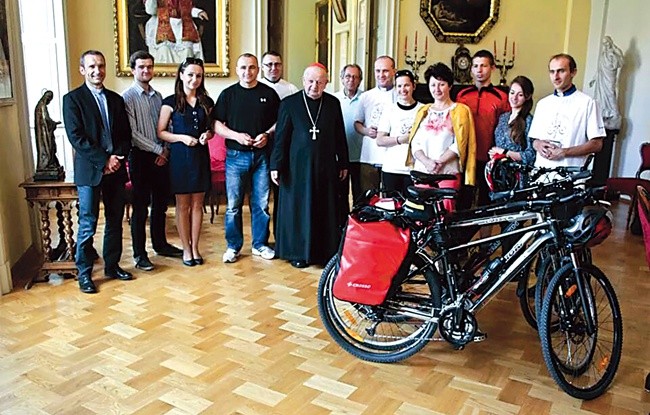 Przed wyprawą do Maroka cykliści spotkali się z kard. Stanisławem Dzwiszem (ks. Roman pierwszy z lewej)