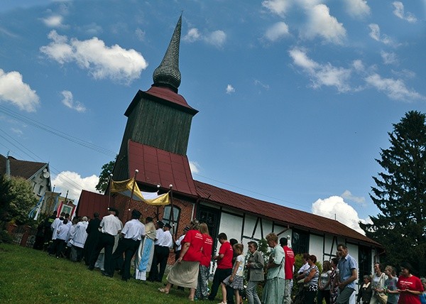  Świerzno, 6 lipca: świętowanie przy kościele parafialnym