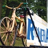   Pamiątką po br. Pawle jest własnoręcznie wykonany przez franciszkanina drewniany rowerek