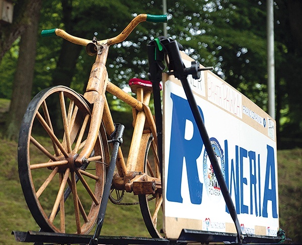   Pamiątką po br. Pawle jest własnoręcznie wykonany przez franciszkanina drewniany rowerek