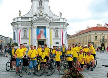  Przed kościołem w rodzinnym mieście naszego wielkiego rodaka 