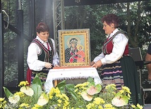 Obraz Matki Bożej na scenie zajmuje najważniejsze miejsce