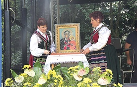 Obraz Matki Bożej na scenie zajmuje najważniejsze miejsce