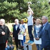 Proboszcz ks. Paweł Wlazło tradycyjnie już ufundował puchar dla najlepszych sportowców