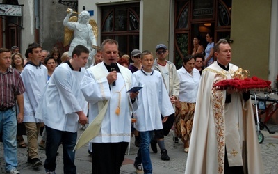 Figura z Rynku w uroczystej procesji została przeniesiona do kościoła farnego