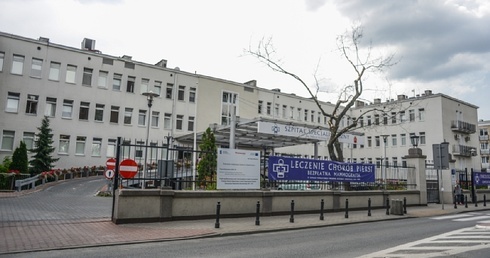 Chce miliona zł od Szpitala Świętej Rodziny