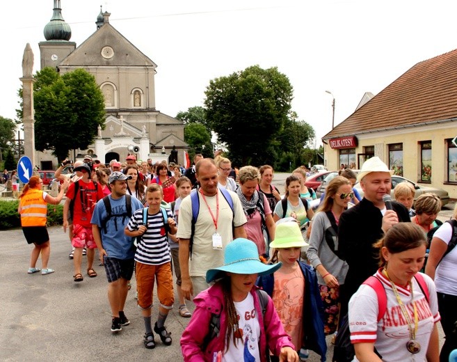 Idą do Matki