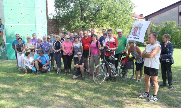 Przewodnikiem i organizatorem VI Radomskiej Pielgrzymki Rowerowej tradycyjnie był Maciej Kopyt (z rowerem)