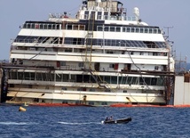 Costa Concordia już na wodzie